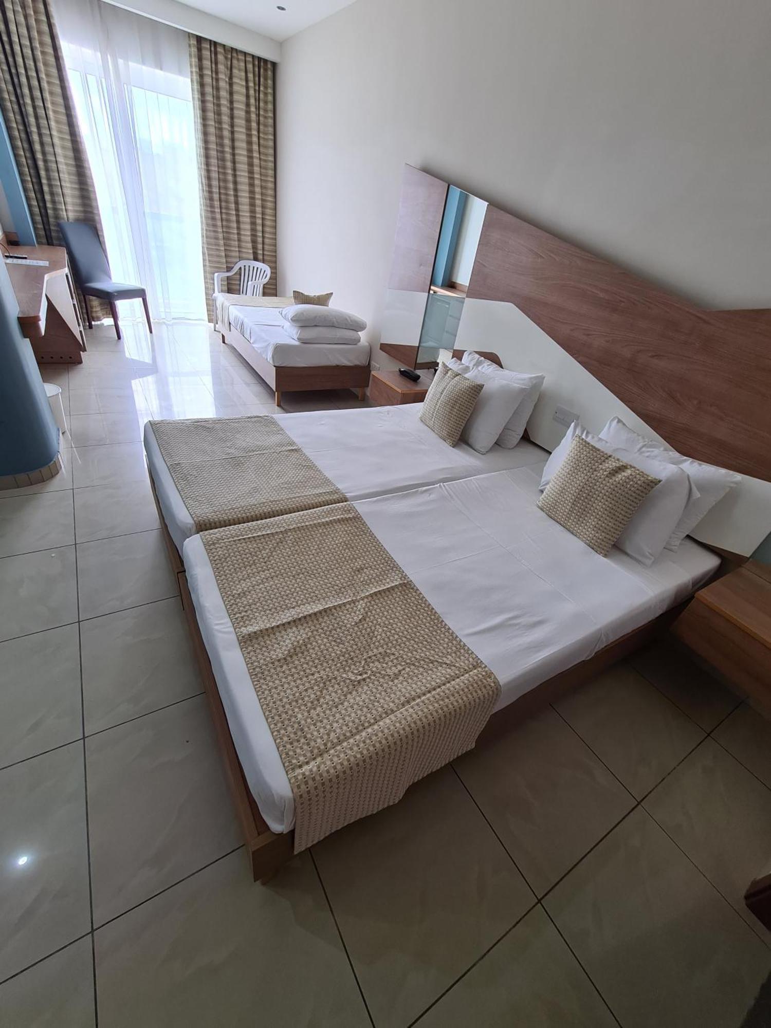 Water'S Edge Hotel Birzebbuga Room photo
