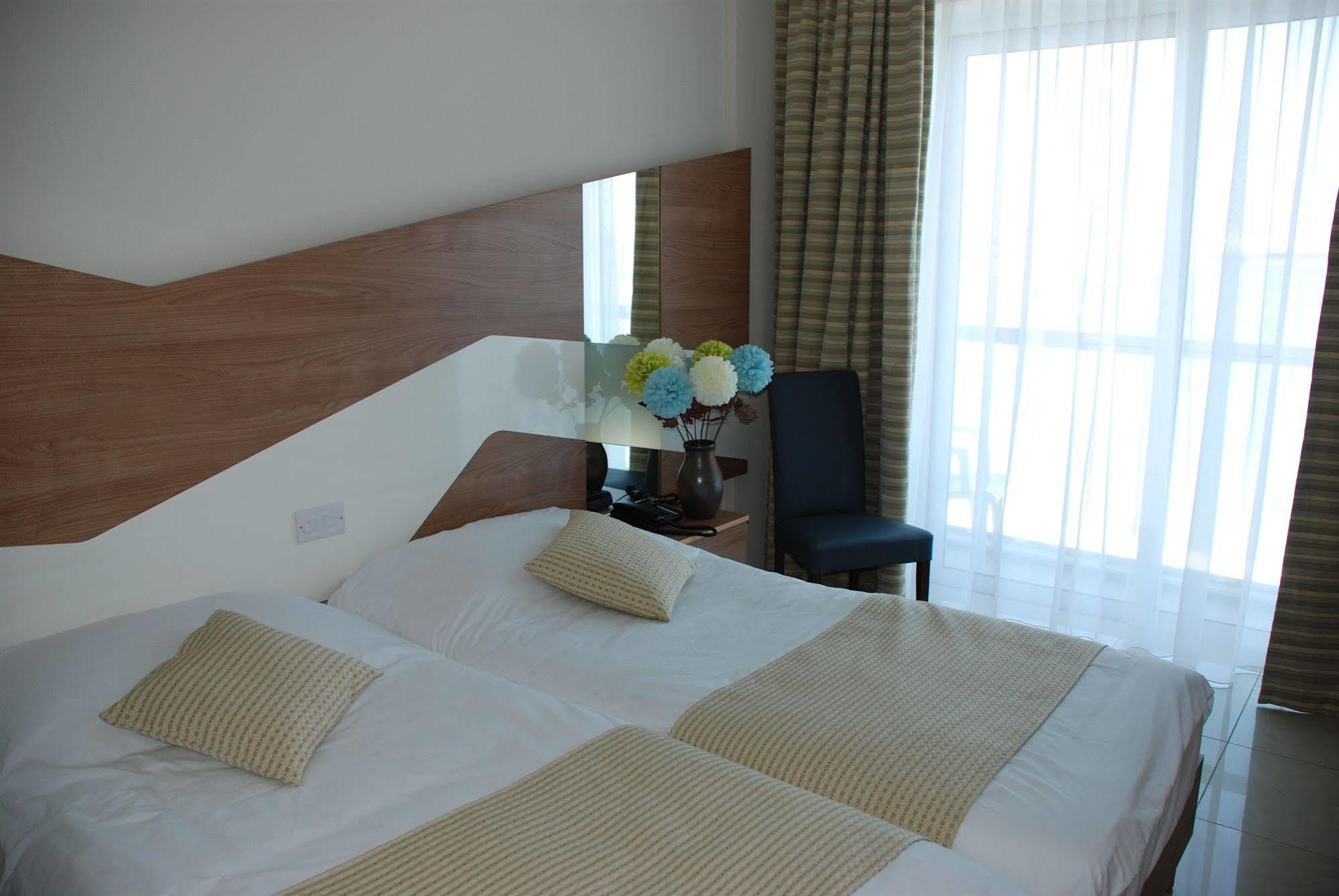 Water'S Edge Hotel Birzebbuga Exterior photo